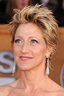 How tall is Edie Falco?